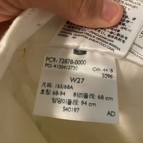 Authentic Levi’s white denim shorts Never worn!! - Picture 4 of 4